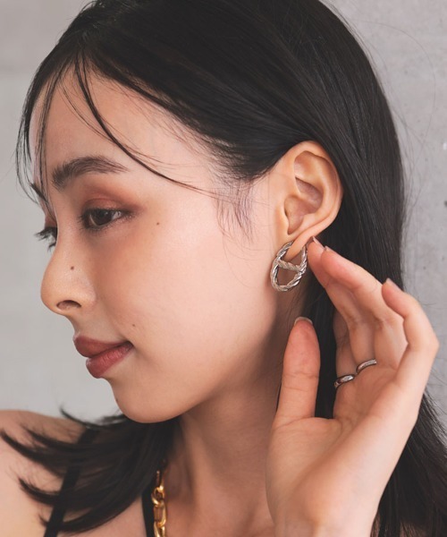 at.（アット）の「【at.】みーちゃん ツイストアンカーピアス（ピアス（両耳用）・レディース・ゴールド/シルバー・FREE）」の2枚目の写真
