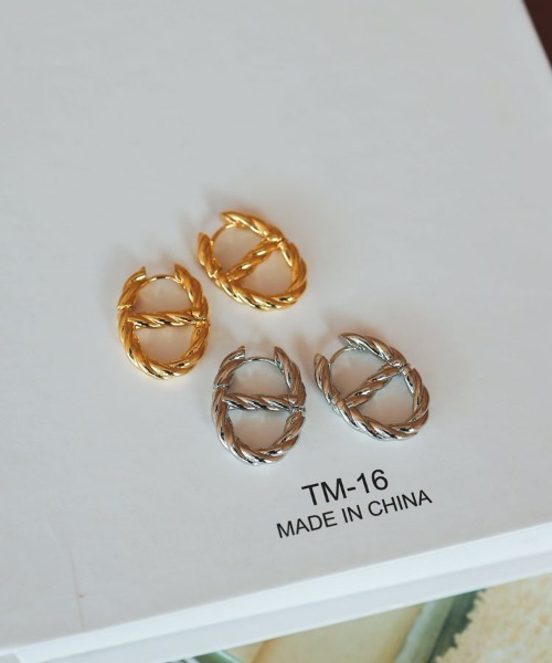 at.（アット）の「【at.】みーちゃん ツイストアンカーピアス（ピアス（両耳用）・レディース・ゴールド/シルバー・FREE）」の3枚目の写真