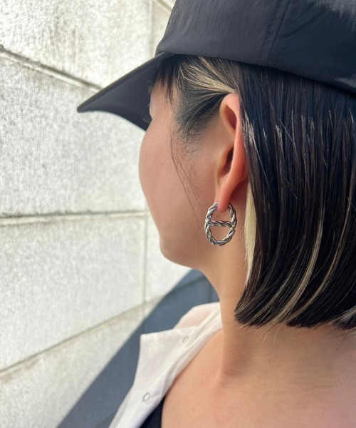 at.（アット）の「【at.】みーちゃん ツイストアンカーピアス（ピアス（両耳用）・レディース・ゴールド/シルバー・FREE）」の6枚目の写真