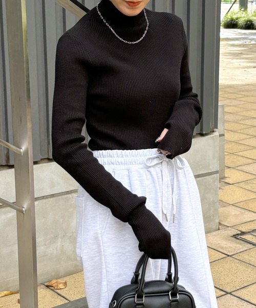 ISOOK（アイスー）の「【ISOOK / アイスー】リブタートルニット  / タートルネック サムホール ハイネック セーター 長袖 春ニット グリーン ZOZOTOWN限定（ニット/セーター・レディース・ブラック/グレー/グリーン/オレンジ・FREE）」の2枚目の写真