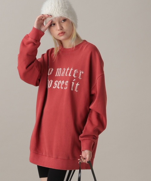 FOREVER 21（フォーエバー トゥエンティーワン）の「【2024FW】ピグメント裏毛グラフィックプルオーバー（スウェット・レディース・レッド/グレー/チャコールグレー/ネイビー・FREE）」の4枚目の写真