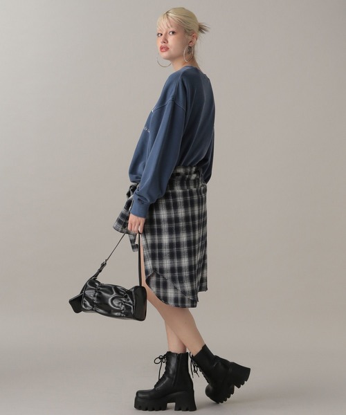 FOREVER 21（フォーエバー トゥエンティーワン）の「【2024FW】ピグメント裏毛グラフィックプルオーバー（スウェット・レディース・レッド/グレー/チャコールグレー/ネイビー・FREE）」の11枚目の写真