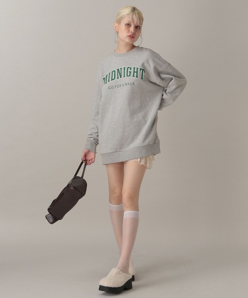 FOREVER 21（フォーエバー トゥエンティーワン）の「【2024FW】ピグメント裏毛グラフィックプルオーバー（スウェット・レディース・レッド/グレー/チャコールグレー/ネイビー・FREE）」の6枚目の写真