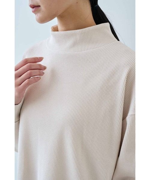 IEDIT（イディット）の「ＩＥＤＩＴ　ワッフル素材＆こなれシルエットで活躍　ユースフルハイネックトップス（Tシャツ/カットソー・レディース・スミクロ/杢グレー/アイボリー・M/L/LL/3L/S）」の4枚目の写真