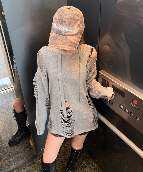 SPIRALGIRL（スパイラルガール）の「スカーフ付きダメージオーバーニット（ニット/セーター・レディース・ホワイト/ブラウン/グレー/ピンク・FREE）」の8枚目の写真