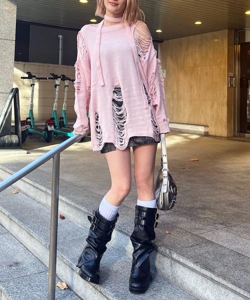 SPIRALGIRL（スパイラルガール）の「スカーフ付きダメージオーバーニット（ニット/セーター・レディース・ホワイト/ブラウン/グレー/ピンク・FREE）」の5枚目の写真