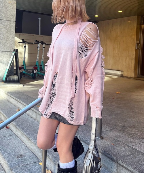 SPIRALGIRL（スパイラルガール）の「スカーフ付きダメージオーバーニット（ニット/セーター・レディース・ホワイト/ブラウン/グレー/ピンク・FREE）」の6枚目の写真