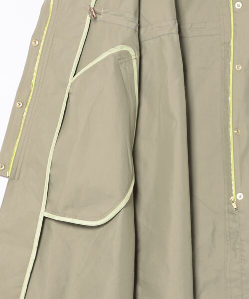 Q（キュー）の「ノーカラードットボタンコート（ノーカラーコート・レディース・オリーブ/グレイッシュベージュ・MEDIUM）」の4枚目の写真