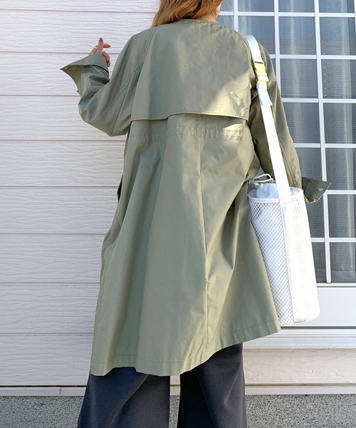 Q（キュー）の「ノーカラードットボタンコート（ノーカラーコート・レディース・オリーブ/グレイッシュベージュ・MEDIUM）」の9枚目の写真