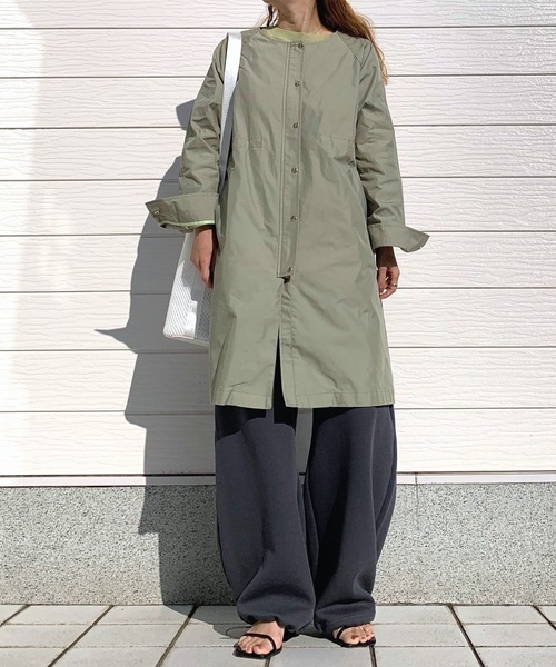 Q（キュー）の「ノーカラードットボタンコート（ノーカラーコート・レディース・オリーブ/グレイッシュベージュ・MEDIUM）」の7枚目の写真