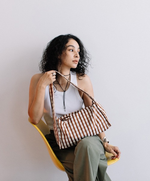 Beau're(ヴュレ)の「BEAURE ヴュレ ギンガムチェック HOBO BAG(ショルダーバッグ・レディース・ブラック/ブラウン/グリーン・FREE)」の14枚目の写真