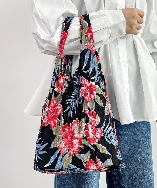SEU（エスイーユー）の「全10色！花柄シャーリング絞りバッグ エコバッグ（ショルダーバッグ・レディース・ロイヤルブルー/ネイビー/パープル/レッド/ブルー/ローズ/ブラック/チャコール/オレンジ/イエロー・フリー）」の4枚目の写真