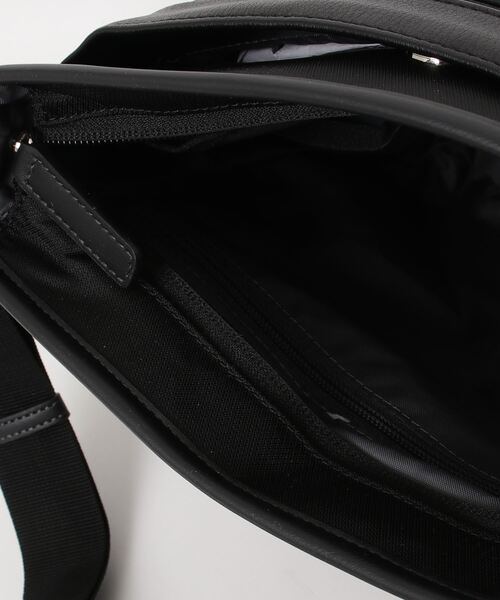 L.E.D.BITES（エルイーディーバイツ）の「コンビネーション素材　ショルダーバッグ　縦型（ショルダーバッグ・メンズ・ブラック/ネイビー・ONE SIZE）」の5枚目の写真