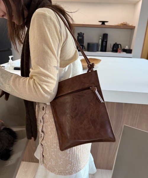 EFOLE(エフォル)の「【志×EFOLE コラボ】Vintage like shoulder bag / ヴィンテージライクショルダーバッグ(ショルダーバッグ・レディース・ブラック/ブラウン・FREE)」の2枚目の写真