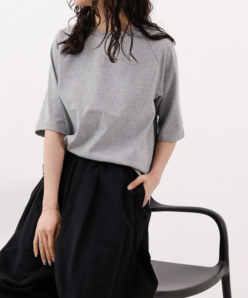 emesuelee（エメスーリー）の「汗じみ防止加工 表撥水 接触冷感 UV CUT クルーネックカットソー（Tシャツ/カットソー・レディース・ブルー/グレー/アイボリー/ブラック/ピンク・フリー）」の3枚目の写真