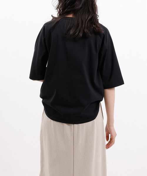 emesuelee（エメスーリー）の「汗じみ防止加工 表撥水 接触冷感 UV CUT クルーネックカットソー（Tシャツ/カットソー・レディース・ブルー/グレー/アイボリー/ブラック/ピンク・フリー）」の17枚目の写真