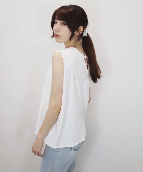 Reurie'(レウリィ)の「バックカットワークショルダータックノースリーブT/back cut work shoulder tuck nosleeve T カットソー 袖なし カジュアル 大人かわいい シンプル デザイン(Tシャツ/カットソー・レディース・チャコールグレー/ホワイト・FREE)」の1枚目の写真