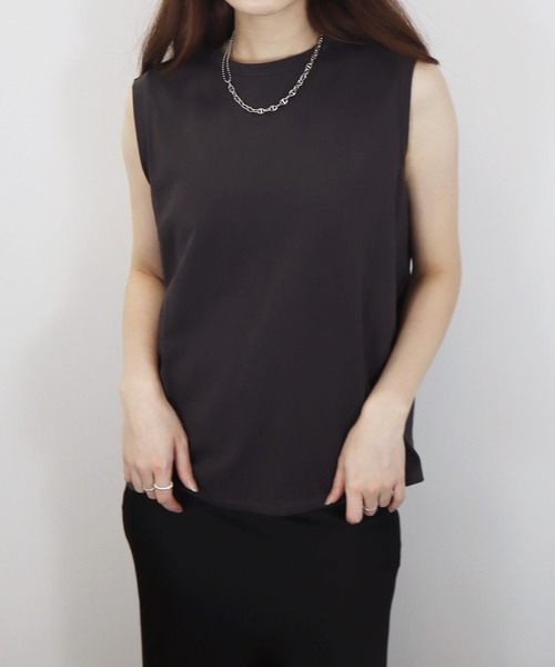 Reurie'(レウリィ)の「バックカットワークショルダータックノースリーブT/back cut work shoulder tuck nosleeve T カットソー 袖なし カジュアル 大人かわいい シンプル デザイン(Tシャツ/カットソー・レディース・チャコールグレー/ホワイト・FREE)」の2枚目の写真