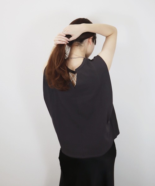 Reurie'(レウリィ)の「バックカットワークショルダータックノースリーブT/back cut work shoulder tuck nosleeve T カットソー 袖なし カジュアル 大人かわいい シンプル デザイン(Tシャツ/カットソー・レディース・チャコールグレー/ホワイト・FREE)」の5枚目の写真