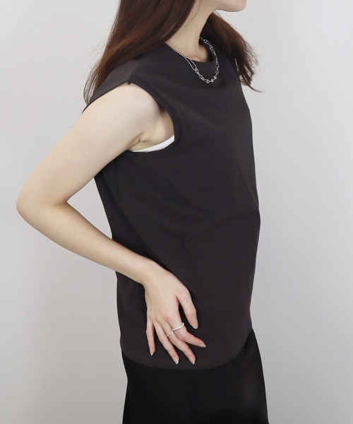 Reurie'(レウリィ)の「バックカットワークショルダータックノースリーブT/back cut work shoulder tuck nosleeve T カットソー 袖なし カジュアル 大人かわいい シンプル デザイン(Tシャツ/カットソー・レディース・チャコールグレー/ホワイト・FREE)」の6枚目の写真