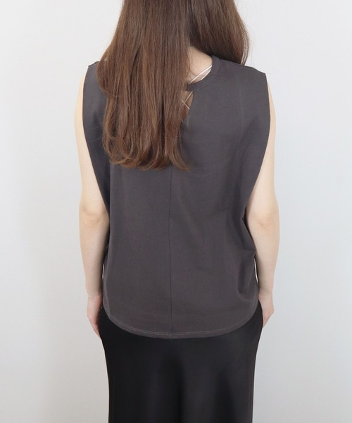 Reurie'(レウリィ)の「バックカットワークショルダータックノースリーブT/back cut work shoulder tuck nosleeve T カットソー 袖なし カジュアル 大人かわいい シンプル デザイン(Tシャツ/カットソー・レディース・チャコールグレー/ホワイト・FREE)」の14枚目の写真