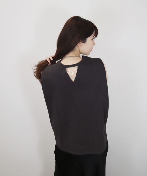 Reurie'(レウリィ)の「バックカットワークショルダータックノースリーブT/back cut work shoulder tuck nosleeve T カットソー 袖なし カジュアル 大人かわいい シンプル デザイン(Tシャツ/カットソー・レディース・チャコールグレー/ホワイト・FREE)」の15枚目の写真
