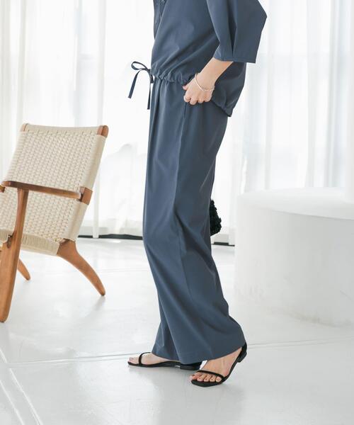 URBAN RESEARCH DOORS（アーバンリサーチドアーズ）の「『仁村紗和さん着用』『UR TECH』サマシェアストレートイージーパンツ（その他パンツ・レディース・チャコールグレー/ブルー・SMALL/MEDIUM）」の6枚目の写真