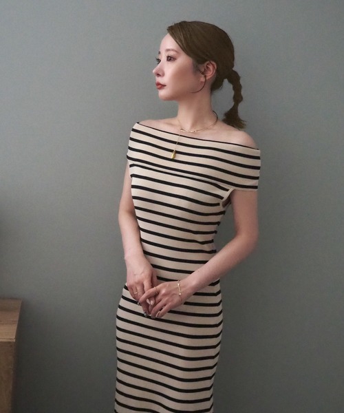 LAULEN(ローレン)の「offshoulder tight long dress /オフショルダー半袖タイトロングワンピース(ワンピース・レディース・ベージュ×ブラック/ブラック・FREE)」の4枚目の写真
