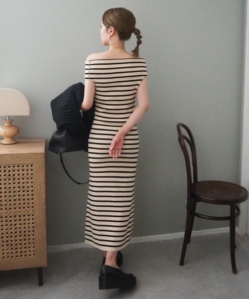 LAULEN(ローレン)の「offshoulder tight long dress /オフショルダー半袖タイトロングワンピース(ワンピース・レディース・ベージュ×ブラック/ブラック・FREE)」の5枚目の写真