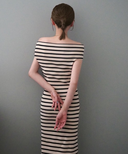 LAULEN(ローレン)の「offshoulder tight long dress /オフショルダー半袖タイトロングワンピース(ワンピース・レディース・ベージュ×ブラック/ブラック・FREE)」の6枚目の写真