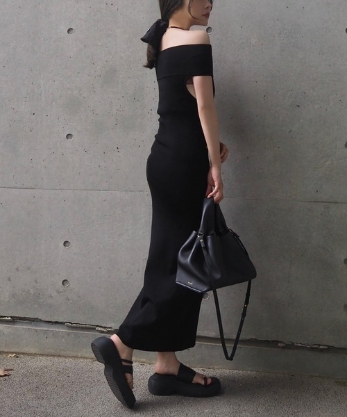 LAULEN(ローレン)の「offshoulder tight long dress /オフショルダー半袖タイトロングワンピース(ワンピース・レディース・ベージュ×ブラック/ブラック・FREE)」の8枚目の写真