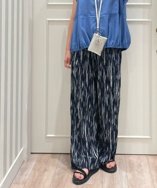 Right-on（ライトオン）の「【店頭で人気】【HONEYSUCKLE ROSE】【ラク＆軽い】プリーツイージーパンツ (サラサラ/軽量/ストレッチ/ウエストゴム)（その他パンツ・レディース・ネイビー/ダークグレー/ホワイト×ネイビー・L/M）」の3枚目の写真