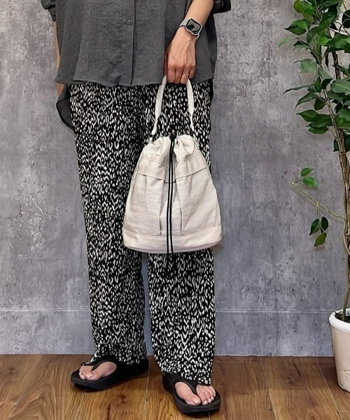 Right-on（ライトオン）の「【店頭で人気】【HONEYSUCKLE ROSE】【ラク＆軽い】プリーツイージーパンツ (サラサラ/軽量/ストレッチ/ウエストゴム)（その他パンツ・レディース・ネイビー/ダークグレー/ホワイト×ネイビー・L/M）」の2枚目の写真