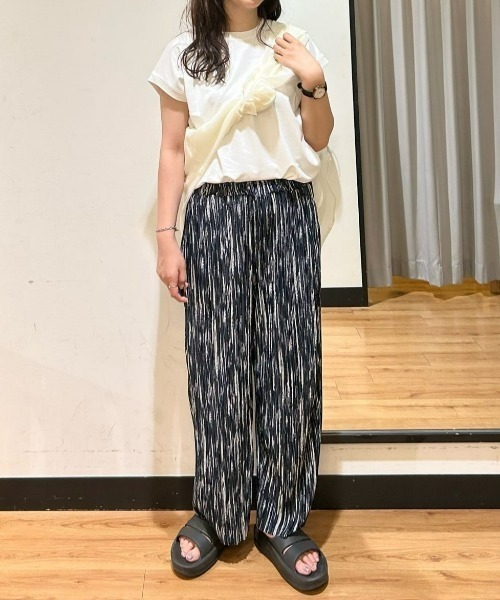 Right-on（ライトオン）の「【店頭で人気】【HONEYSUCKLE ROSE】【ラク＆軽い】プリーツイージーパンツ (サラサラ/軽量/ストレッチ/ウエストゴム)（その他パンツ・レディース・ネイビー/ダークグレー/ホワイト×ネイビー・L/M）」の7枚目の写真