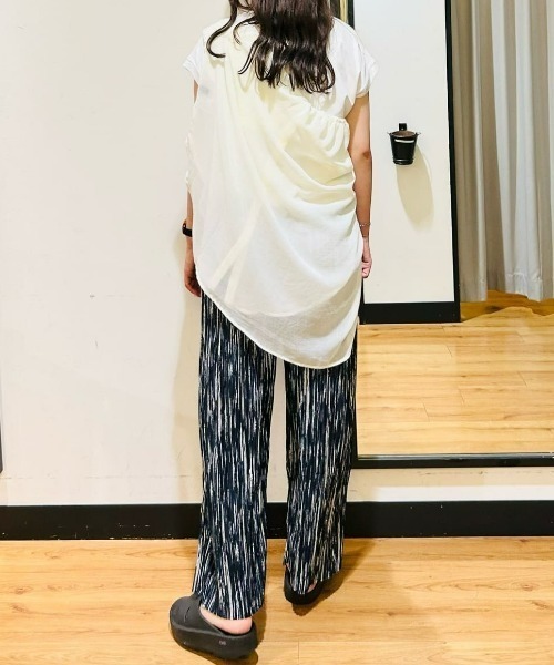 Right-on（ライトオン）の「【店頭で人気】【HONEYSUCKLE ROSE】【ラク＆軽い】プリーツイージーパンツ (サラサラ/軽量/ストレッチ/ウエストゴム)（その他パンツ・レディース・ネイビー/ダークグレー/ホワイト×ネイビー・L/M）」の8枚目の写真