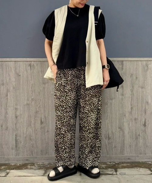 Right-on（ライトオン）の「【店頭で人気】【HONEYSUCKLE ROSE】【ラク＆軽い】プリーツイージーパンツ (サラサラ/軽量/ストレッチ/ウエストゴム)（その他パンツ・レディース・ネイビー/ダークグレー/ホワイト×ネイビー・L/M）」の13枚目の写真