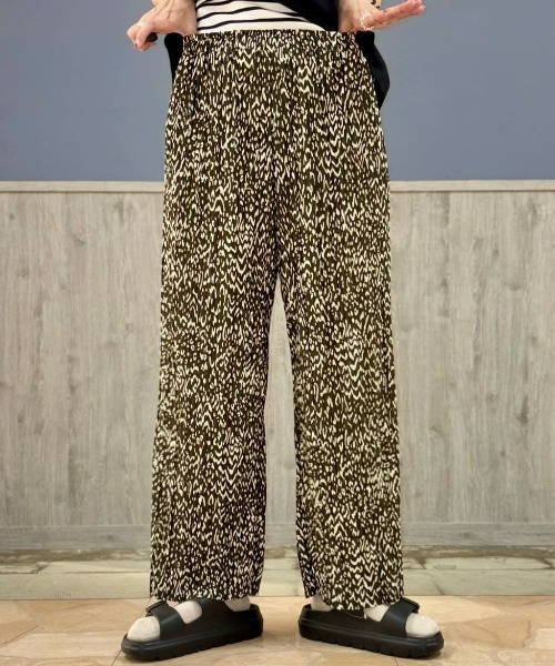 Right-on（ライトオン）の「【店頭で人気】【HONEYSUCKLE ROSE】【ラク＆軽い】プリーツイージーパンツ (サラサラ/軽量/ストレッチ/ウエストゴム)（その他パンツ・レディース・ネイビー/ダークグレー/ホワイト×ネイビー・L/M）」の16枚目の写真