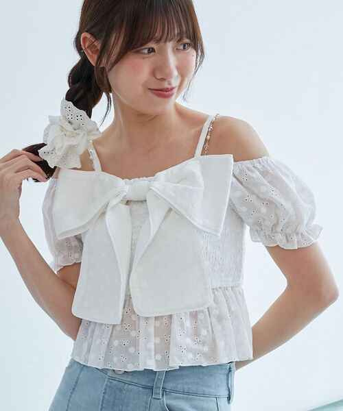 MAJESTIC LEGON（マジェスティックレゴン）の「チェーン付きビッグリボンブラウス（シャツ/ブラウス・レディース・オフホワイト/ホワイト系その他2/ブラック系その他/ブラック/アイボリー・MEDIUM）」の3枚目の写真