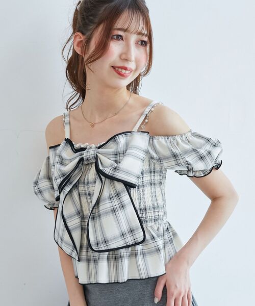 MAJESTIC LEGON（マジェスティックレゴン）の「チェーン付きビッグリボンブラウス（シャツ/ブラウス・レディース・オフホワイト/ホワイト系その他2/ブラック系その他/ブラック/アイボリー・MEDIUM）」の8枚目の写真