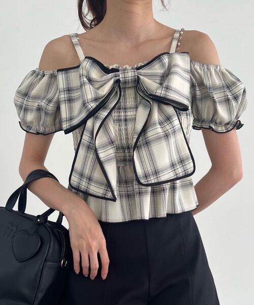 MAJESTIC LEGON（マジェスティックレゴン）の「チェーン付きビッグリボンブラウス（シャツ/ブラウス・レディース・オフホワイト/ホワイト系その他2/ブラック系その他/ブラック/アイボリー・MEDIUM）」の12枚目の写真