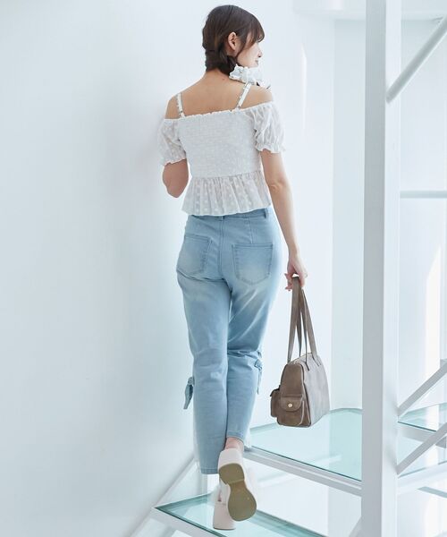 MAJESTIC LEGON（マジェスティックレゴン）の「チェーン付きビッグリボンブラウス（シャツ/ブラウス・レディース・オフホワイト/ホワイト系その他2/ブラック系その他/ブラック/アイボリー・MEDIUM）」の15枚目の写真