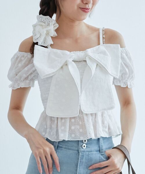 MAJESTIC LEGON（マジェスティックレゴン）の「チェーン付きビッグリボンブラウス（シャツ/ブラウス・レディース・オフホワイト/ホワイト系その他2/ブラック系その他/ブラック/アイボリー・MEDIUM）」の16枚目の写真