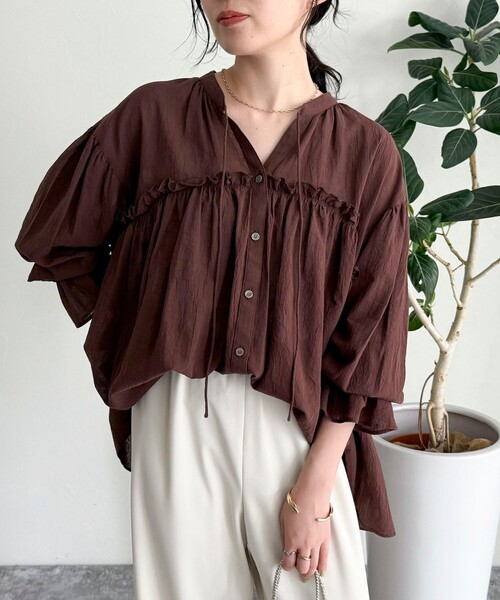 fredy emue（フレディエミュ）の「コットンギャザーオーバーブラウス（シャツ/ブラウス・レディース・イエロー系その他/ブラック/ブルー系その他/ホワイト系その他/ダークブラウン・38）」の4枚目の写真