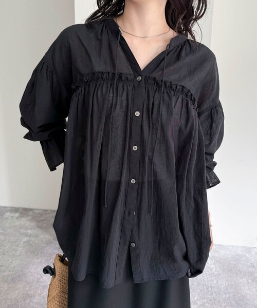 fredy emue（フレディエミュ）の「コットンギャザーオーバーブラウス（シャツ/ブラウス・レディース・イエロー系その他/ブラック/ブルー系その他/ホワイト系その他/ダークブラウン・38）」の3枚目の写真
