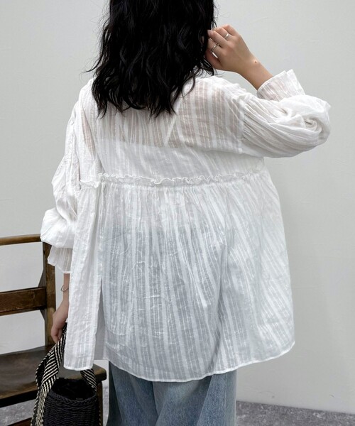 fredy emue（フレディエミュ）の「コットンギャザーオーバーブラウス（シャツ/ブラウス・レディース・イエロー系その他/ブラック/ブルー系その他/ホワイト系その他/ダークブラウン・38）」の8枚目の写真