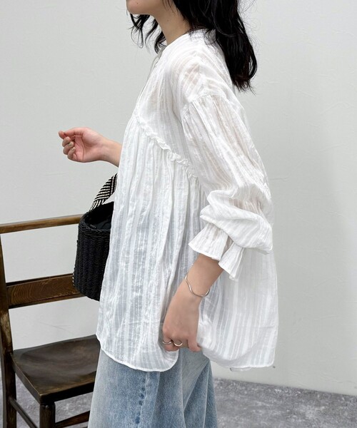 fredy emue（フレディエミュ）の「コットンギャザーオーバーブラウス（シャツ/ブラウス・レディース・イエロー系その他/ブラック/ブルー系その他/ホワイト系その他/ダークブラウン・38）」の9枚目の写真