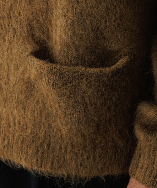 ADAM ET ROPE'（アダムエロペ）の「モヘアミックス オーバーサイズ クルーネックカーディガン（カーディガン/ボレロ・メンズ・レッド/キャメル/ブラック/カーキ・L/M）」の18枚目の写真