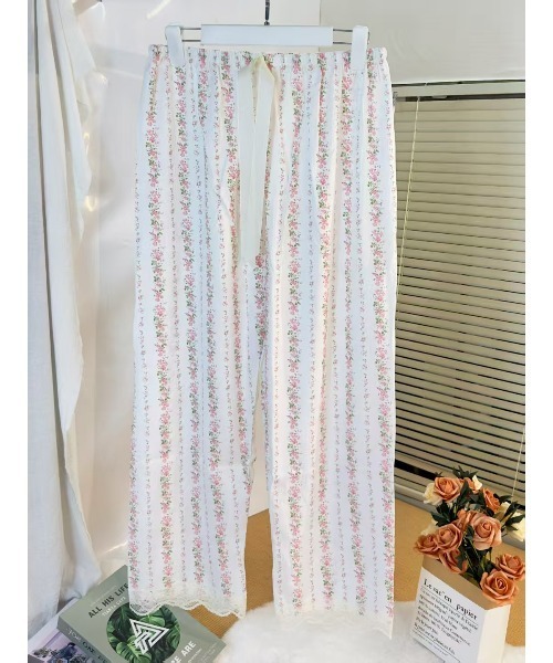 SEU(エスイーユー)の「花柄プリント リラックスパンツ / ルームウェア サテンイージーパンツ ワイドパンツ パジャマ(その他パンツ・レディース・ホワイト/ピンク/ライトピンク/アイボリー・フリー)」の2枚目の写真