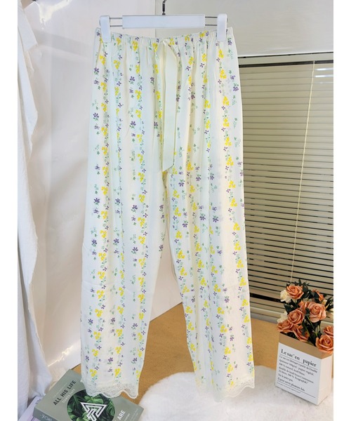 SEU(エスイーユー)の「花柄プリント リラックスパンツ / ルームウェア サテンイージーパンツ ワイドパンツ パジャマ(その他パンツ・レディース・ホワイト/ピンク/ライトピンク/アイボリー・フリー)」の3枚目の写真