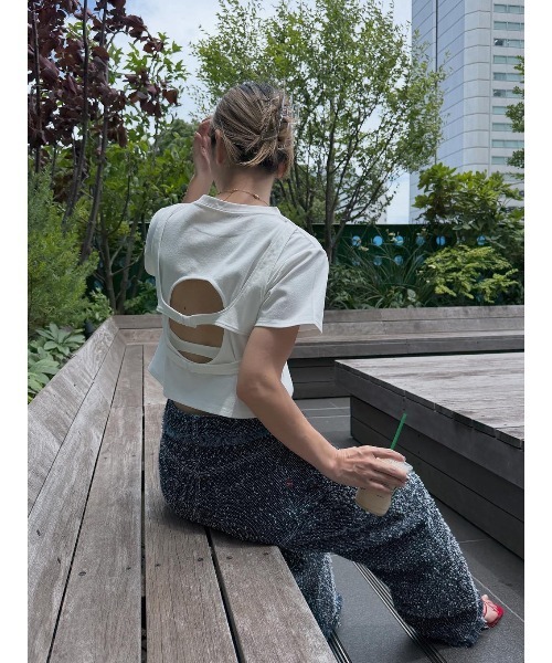 ELCHELE（エルチェレ）の「BACK HOLE TEE（Tシャツ/カットソー・レディース・ブラック/ホワイト/パープル・FREE）」の6枚目の写真